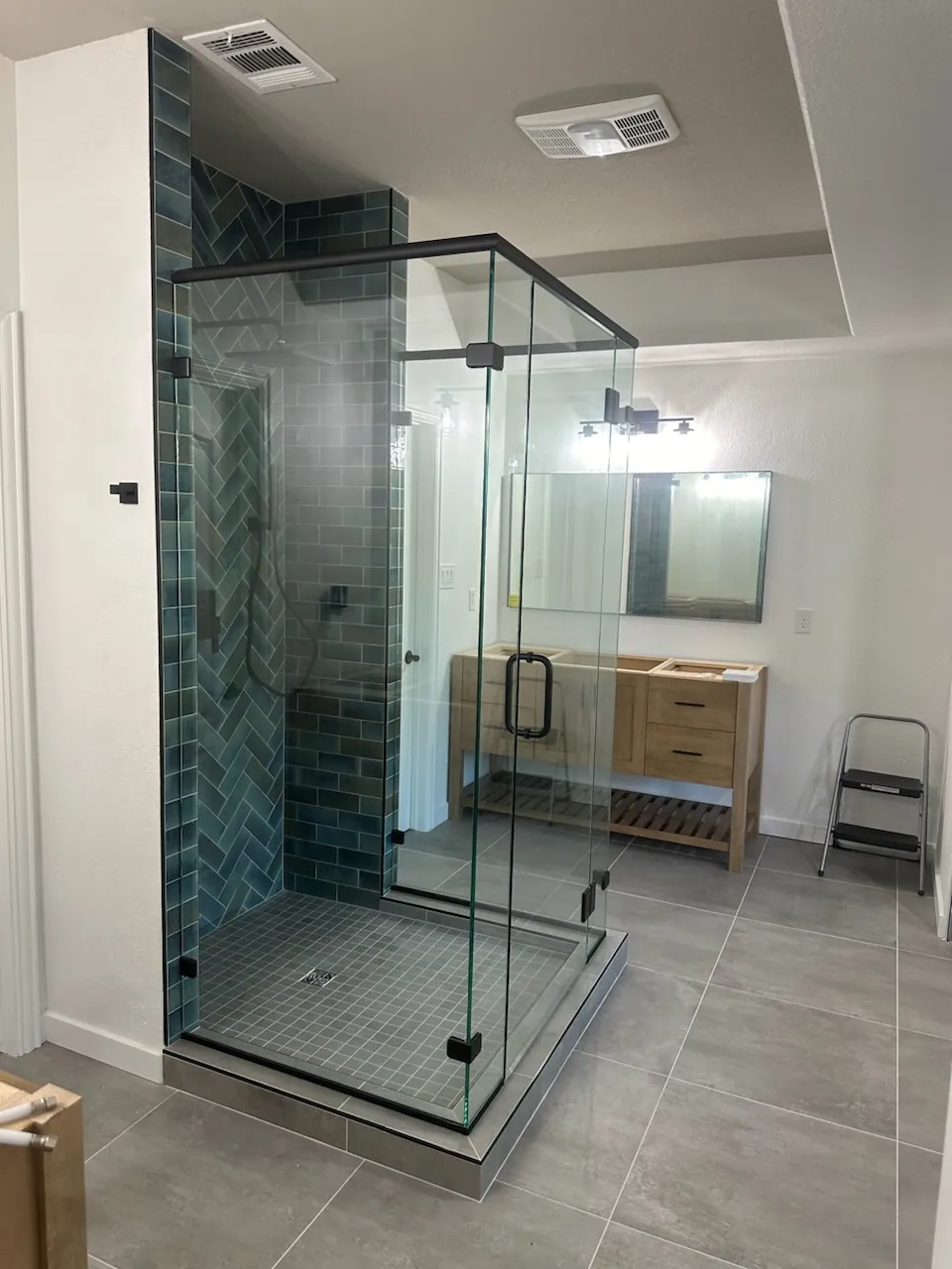 Frameless glass enclosure around a soaking tub